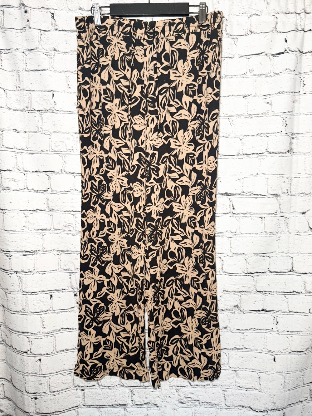 Robert Louis. Black and gold pants. Size